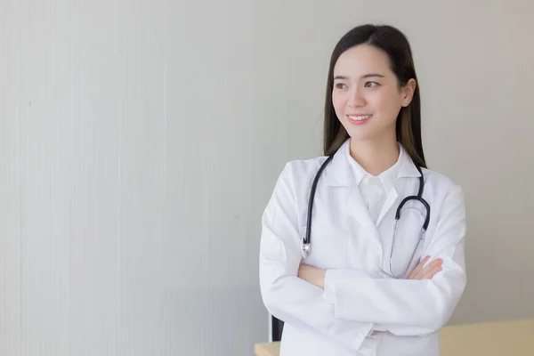 Doctora Asiática Pelo Largo Negro Lleva Una Bata Blanca Laboratorio — Foto de Stock