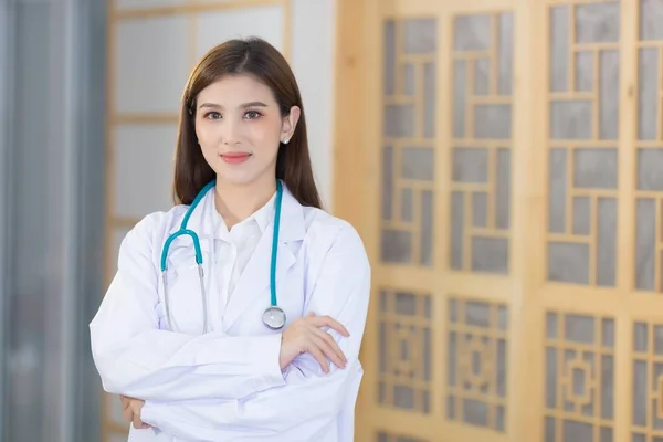 Азиатка Доктор Стоящая Скрещенными Руками Счастлива Улыбается Больнице Белом Халате — стоковое фото
