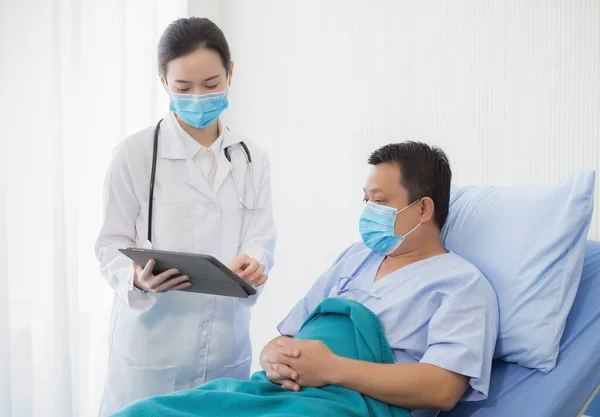 Medico Donna Asiatica Parlando Con Paziente Uomo Che Sul Letto — Foto Stock