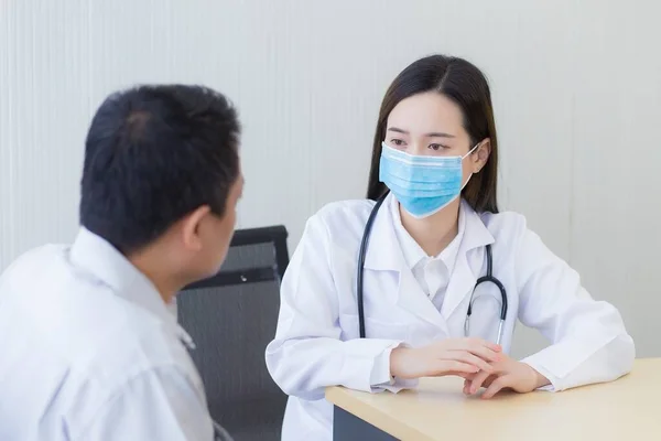 Concepto Protección Contra Coronavirus Mujer Asiática Doctora Haciendo Preguntas Pacientes — Foto de Stock