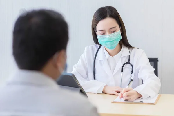 Medico Donna Asiatica Indossa Una Maschera Medica Registra Sintomo Paziente — Foto Stock