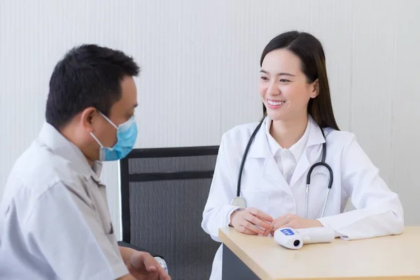 Asiatico Donna Medico Parlare Incoraggiare Con Uomo Paziente Prendersi Cura — Foto Stock