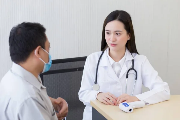 Patient Asiatique Parlant Douleur Ses Symptômes Avec Une Femme Médecin — Photo