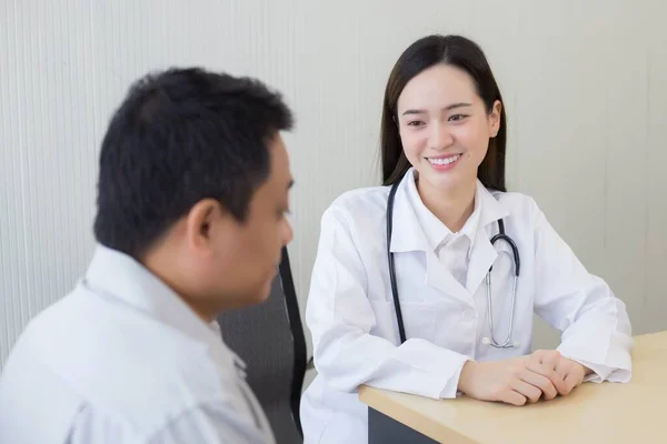 Asiatico Donna Medico Sorriso Incoraggiare Uomo Paziente Prendersi Cura Del — Foto Stock