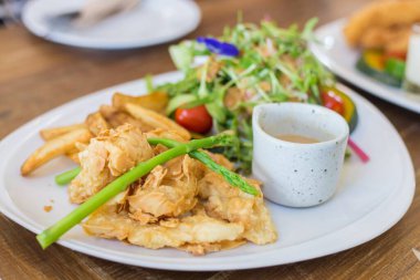 Çıtır bademli balık bifteği (badem gevreğiyle kızartılmış deniz balığı) ve taze salata sağlıklı bir yemektir..