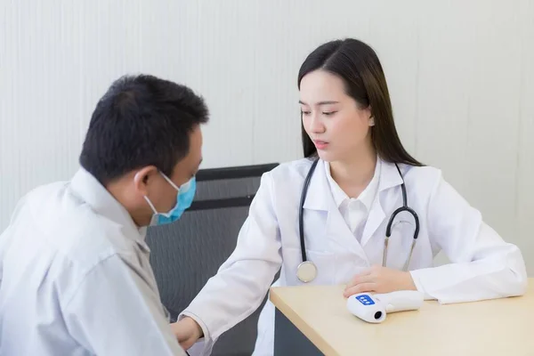 Asian Beautiful Young Woman Doctor Talking Man Patient His Pain — Stock Photo, Image