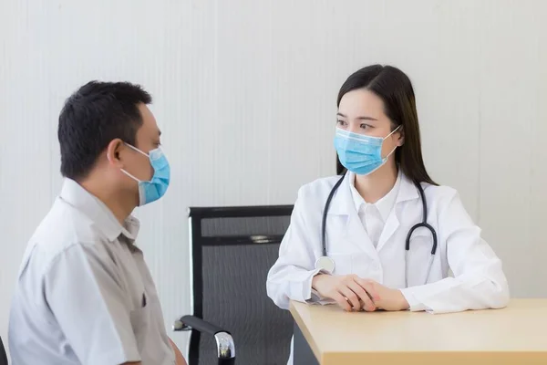 Asiática Médico Mulher Conversando Com Homem Paciente Sobre Sua Dor — Fotografia de Stock