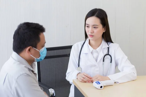 Femme Asiatique Médecin Avec Blouse Blanche Donner Des Conseils Avec — Photo