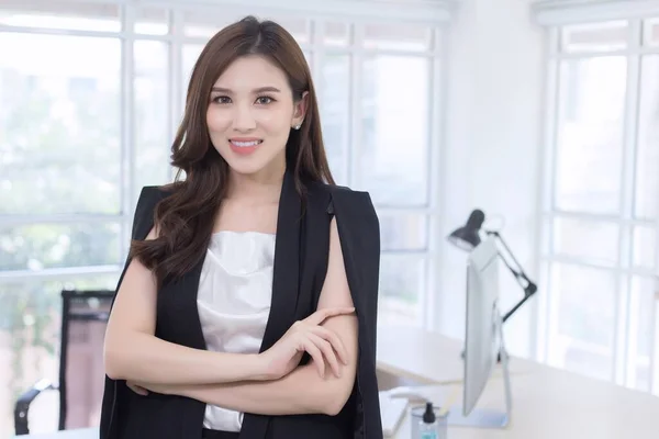Asiática Mujer Confiada Está Pie Brazo Cruzando Con Cara Sonriente —  Fotos de Stock