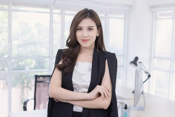 Asiatische Selbstbewusste Frau Steht Mit Lächelndem Gesicht Arbeitszimmer Und Kreuzt — Stockfoto