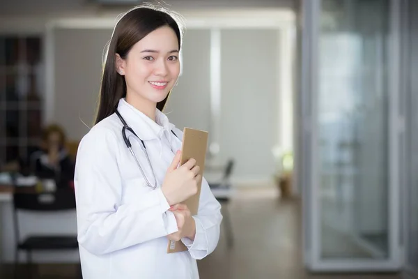 Asiática Mulher Médico Está Sorrindo Com Confiança Enquanto Ela Segura — Fotografia de Stock