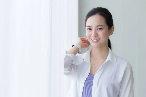 Aziatisch Mooi Vrouw Wit Shirt Glimlachen Staan Buurt Venster Met — Stockfoto