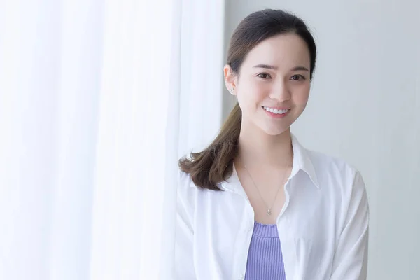 Asiatico Bella Donna Bianco Camicia Sorridente Piedi Vicino Finestra Con — Foto Stock