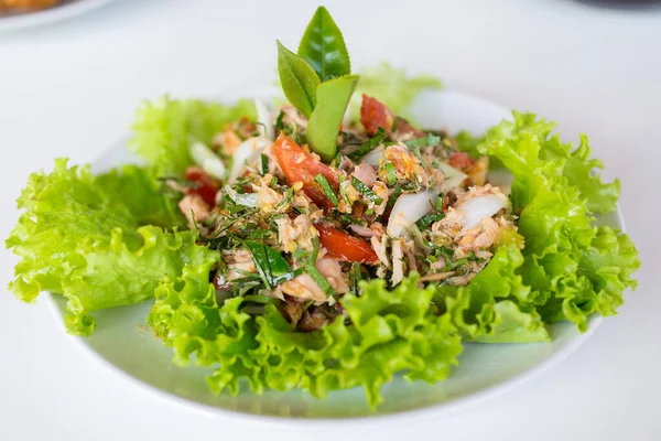 Salad Tuna Pedas Dengan Daun Teh Hijau Berisi Bawang Bombay — Stok Foto