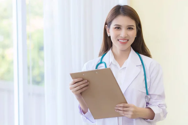 Asiatische Ärztin Mit Weißem Laborkittel Und Klemmbrett Der Hand Bei — Stockfoto