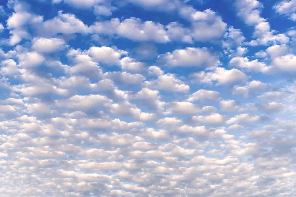 Schöne Flauschige Wolken Die Mit Dem Wind Blauen Himmel Als — Stockfoto