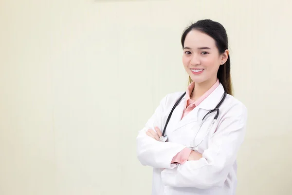 Genç Bir Doktor Kadın Laboratuvar Önlüğü Steteskop Giyiyor Hastanede Kollarını — Stok fotoğraf