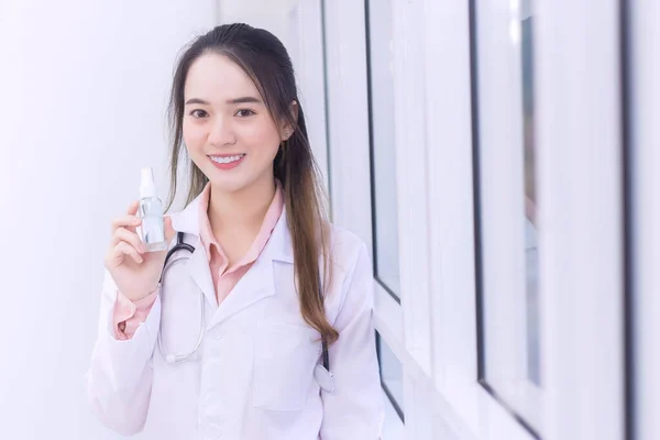 Asiática Bela Jovem Sorridente Médico Feminino Está Segurando Spray Álcool — Fotografia de Stock