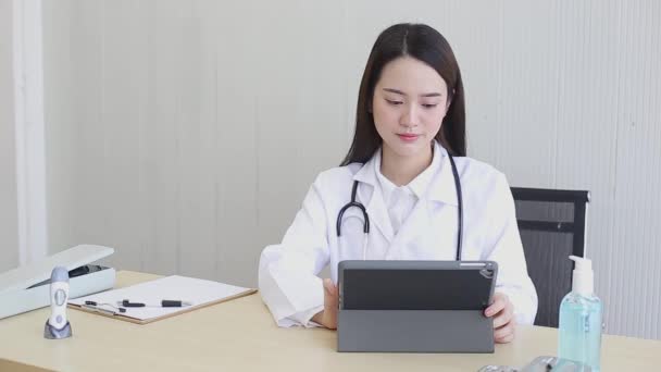 Médico Asiático Pelo Largo Negro Con Bata Blanca Laboratorio Que — Vídeo de stock