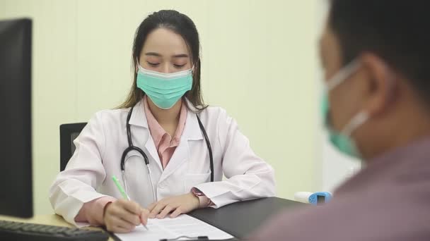 Asiatiska Manliga Patienten Med Medicinsk Ansiktsmask Förklara Sitt Symptom Att — Stockvideo