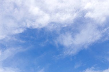 Yumuşak beyaz bulutlu parlak mavi gökyüzü, arka plan, tasarım projeleri, sunumlar, web siteleri veya ilham verici görseller için mükemmel.