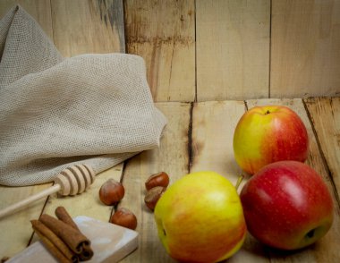 Evde mutfakta baharatlı ve sebzeli et pişiririz.