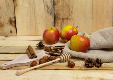 Evde mutfakta baharatlı ve sebzeli et pişiririz.