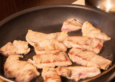 Beyaz arka planda çiğ et, sebze ve baharatlar. Yan görünüm.