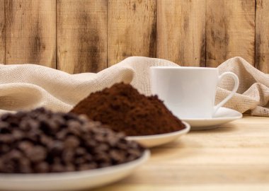 Sahne kahve çekirdeği, pudra, bir fincan kahve.