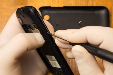 Masada tamir için eski bir telefonu sökmek.