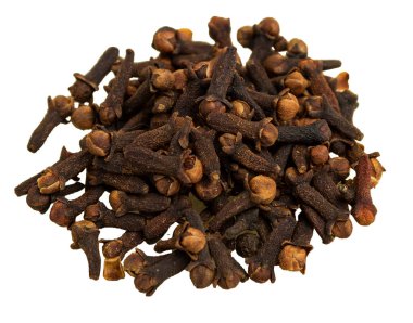Beyaz arkaplanda kuru karanfiller izole et
