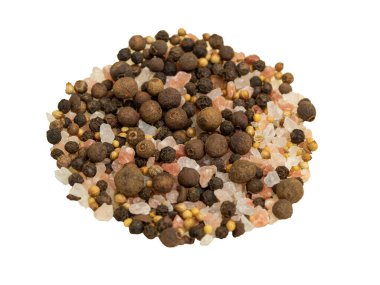 Beyaz arka planda deniz tuzu ve baharat karışımı...