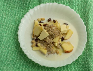 Yulaf ezmesi, fındık, tereyağı, süt ve taze meyve