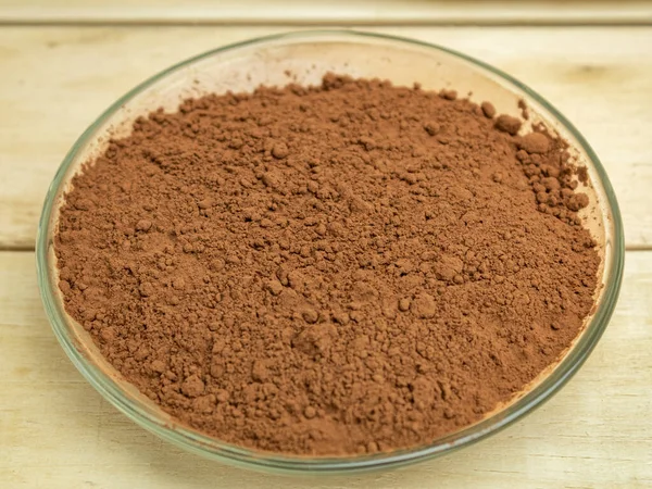 Polvo Cacao Una Placa Vidrio Sobre Fondo Madera — Foto de Stock