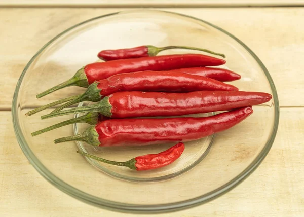 Piments Forts Dans Une Assiette Verre Sur Fond Bois — Photo