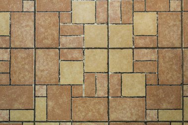 Asfalt döşemekten. Çeşitli şekillerdeki doğal taş levhaların dokusu