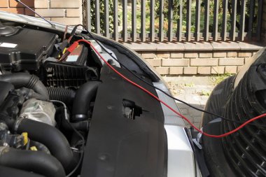 Başka bir aracın bataryasını takviye kablosu kullanarak şarj ediyorum.