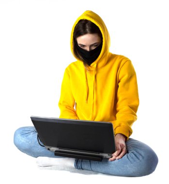 Beyaz arka planda oturan bir kız. Ve tablete bak. Makro