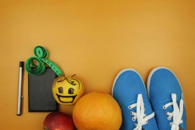 Kulaklıklı defter ve kalem. Metre ve meyveler. Çerçeve, kayıt için boş.