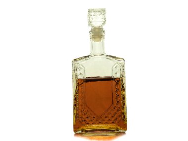 Beyaz arkaplanda biberli votka.