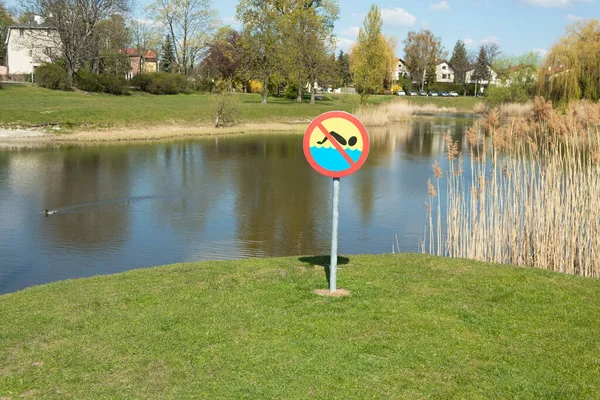 둑에는 수영이 금지되어 금지조 물에서 수영하는 것이다 더러운 물에서 수영하는 — 스톡 사진