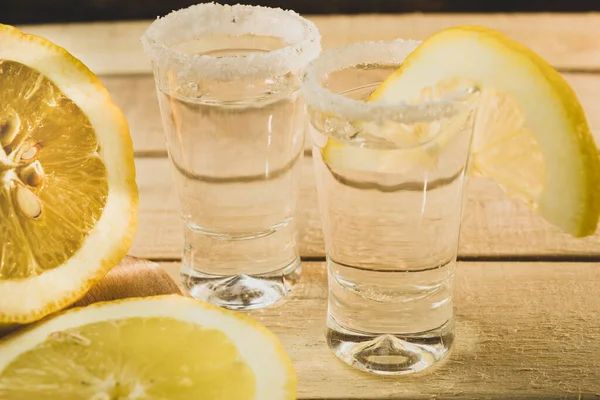 Vidrio Con Tequila Limón Sal Sobre Fondo Madera — Foto de Stock