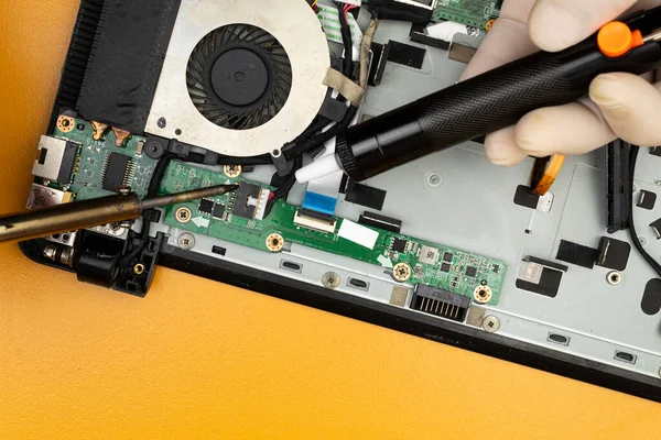 Hand Master Holding Soldering Iron Suction Computer Background Computer Repair — Stock Photo, Image