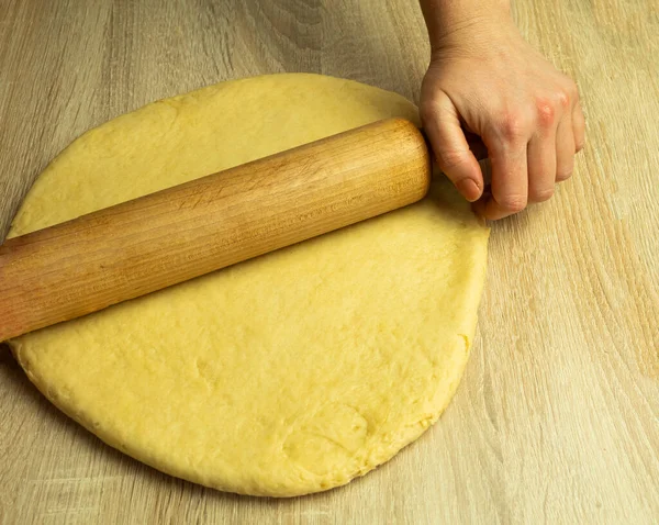 Mujer Rollos Masa Para Hornear Galletas Caseras Jengibre —  Fotos de Stock