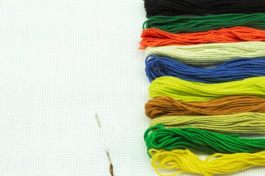 Mesaj ve arkaplan için boşluk. El yapımı ürünlerin arka planı için çerçeve. İplik ve iğne, kurdele ve örgü, çok renkli iğne ve makas