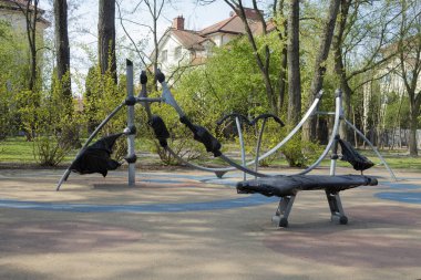 Halka açık bir parktaki spor sahalarına girmek yasaktır. Egzersiz makinelerinin ve spor alanlarının korunması.