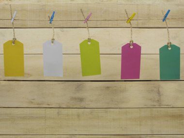 Renkli etiketler ipe asılır. Renkli mandallarla ipte asılı etiketler