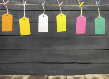 Renkli etiketler ipe asılır. Renkli mandallarla ipte asılı etiketler