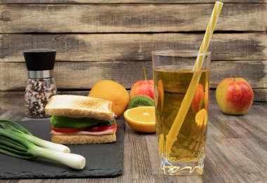 Kahvaltıda meyve suyu ve meyve suyu ile sandviç. Meyve suyu ve meyve suyu olan öğrenci için sağlıklı bir öğle yemeği. Teneffüste atıştırmalık.