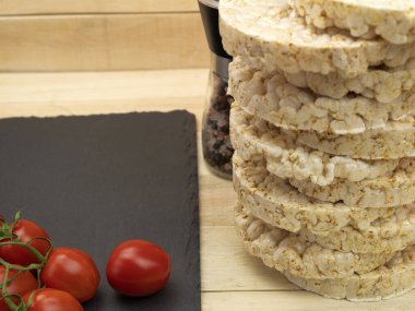 Kilo vermek için sağlıklı ve sağlıklı bir diyet. Tasarımcı için arka plan. Pirinç gözlemesi, sebze ve baharatlı tuz..